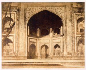 A Tádzs Mahal előtt, valószínűleg az 1858-as "Photographic Views in Agra and Its Vicinity" (Agra és környéke fotográfiai nézetei) című könyvben látható (szepiaszínű fotó).
